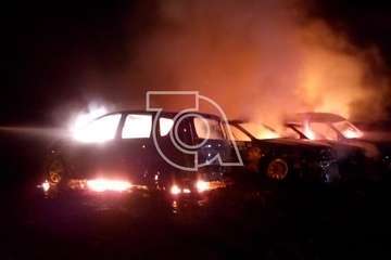 Cinco vehículos calcinados un incendio intencionado en un solar de El Ejido-Telde/TA.